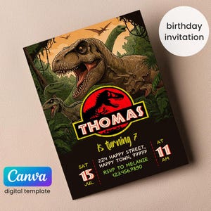 Könnte beinhalten: Eine Geburtstagseinladung mit einem Dinosaurier-Motiv in Grün, Braun und Rot. Die Einladung lautet "Thomas wird 7" und enthält Details zur Party, einschließlich Datum, Uhrzeit, Adresse und RSVP-Informationen.