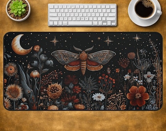 Peut inclure: Un tapis de bureau rectangulaire au fond noir orné d'un papillon de nuit central, d'un croissant de lune et d'éléments botaniques variés, incluant des fleurs et des baies dans des tons orange, rouge et blanc, avec de petites étoiles éparpillées.