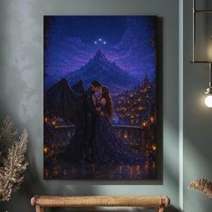 Pode incluir: Uma impressão de arte de parede retangular retratando uma figura alada em roupas escuras abraçando uma pessoa em um longo vestido azul em uma varanda de pedra. O fundo apresenta uma cidade brilhante à noite, uma grande montanha e céu estrelado.