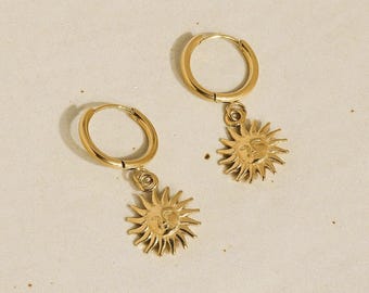 Pendientes de aro con cara de sol dorados / Aros colgantes celestiales de oro de 18 quilates / Pendientes colgantes con dije de sol / Joyería bohemia / Regalo para ella / No se empañan