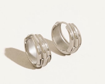 Pendientes de aro plateados robustos, aros tipo huggie con forma de cúpula estriada, chapados en rodio, resistentes al deslustre, impermeables, hipoalergénicos, regalo ideal para cualquier ocasión.