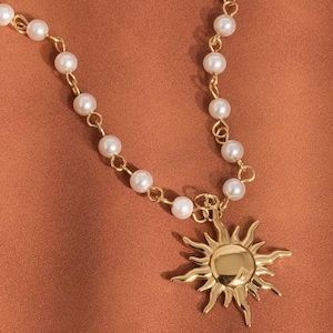 Colar com Pingente Celeste Pearl & Sunburst — Pingente de Sol Dourado, Corrente Delicada de Pérolas, Presente para Ela