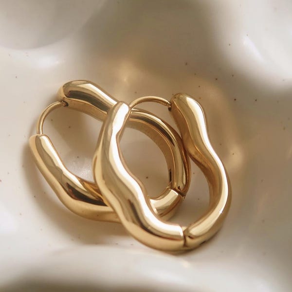 Pendientes de aro Huggie chapados en oro de 18 quilates: Acero inoxidable que no se deslustra.
