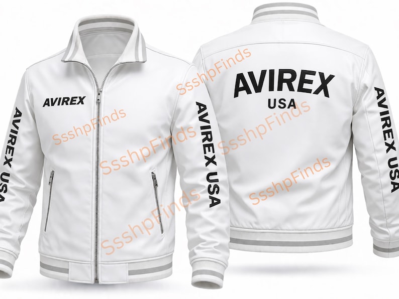 Puede incluir: Chaqueta de cuero blanca con la marca "AVIREX" impresa en negro en la parte delantera y trasera. La chaqueta tiene cierre de cremallera, dos bolsillos delanteros y "AVIREX USA" impreso en las mangas.