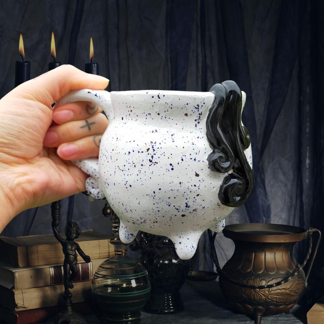 Tazza Con Calderone Strega - In New Bone China - 10x10x10 Cm - Microonde E Lavastoviglie Safe