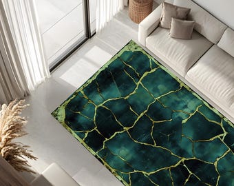 Puede incluir: Una alfombra verde y dorada con un diseño de mármol agrietado. La alfombra tiene un aspecto desgastado con vetas doradas que atraviesan el mármol verde.