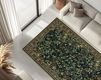 Puede incluir: Una alfombra rectangular con fondo verde oscuro y un patrón floral. La alfombra presenta un borde con diseños intrincados en tonos dorados, rojos y amarillos. El patrón floral incluye varios colores, creando un diseño vibrante y detallado.