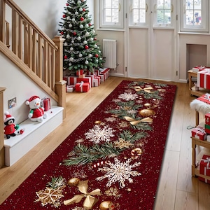 Lujosa alfombra navideña roja con copos de nieve dorados, ramas de pino y adornos para pasillos y entradas.