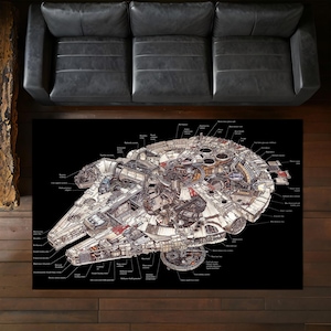 Peut inclure: Illustration détaillée en coupe du vaisseau spatial Millennium Falcon, avec des composants internes et des pièces étiquetées. L'œuvre est sur fond noir, avec un canapé en cuir gris foncé au-dessus et un sol en bois en dessous.