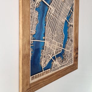 Mapa de la ciudad 3D cortado con láser de epoxi personalizado - Arte de pared de madera con resina y marco rústico - Nueva York, Manhattan