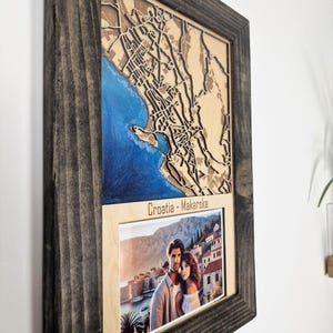 Carte de Ville 3D Personnalisée en Bois avec Cadre Photo & Résine Époxy – Cadeau de Voyage Unique, Art de Rue Gravé, Décoration Rustique