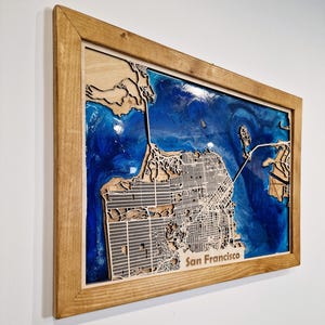 Carte en bois (toute ville) – art mural 3D découpé au laser avec résine & cadre rustique. Idéal pour une pendaison de crémaillère!
