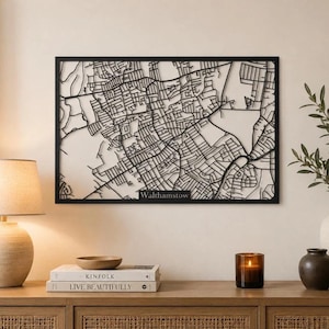 Könnte beinhalten: Ein rechteckiges Wandbild aus schwarzem Metall mit einem detaillierten, lasergeschnittenen Straßenplan von Walthamstow. Das komplexe Design zeigt ein Netzwerk aus Straßen und Blöcken in einem schwarzen Rahmen, mit dem Namen Walthamstow unten.
