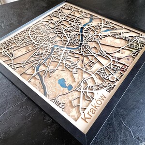 Carte 3D personnalisée en bois – Exemple Krakow Poland– Décoration murale avec résine – Toute ville possible – Cadre noir MDF