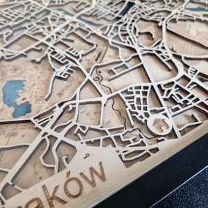 Carte 3D personnalisée en bois – Exemple Krakow Poland– Décoration murale avec résine – Toute ville possible – Cadre noir MDF