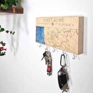 Custom City Map Key Holder – Personalized Wooden Key Rack with Hooks, Epoxy Water, Housewarming Gift, Wall Organizer for Couples or Families