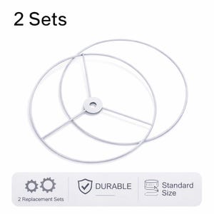 Peut inclure: Deux ensembles de cerceaux d'abat-jour argentés. Chaque cadre a un design circulaire avec un point de montage central et des rayons de support. L'image comprend le texte "2 Sets", "Durable" et "Standard Size".
