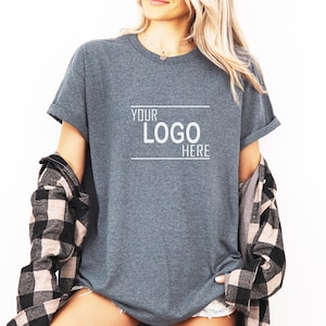 Überraschen Sie Vati mit einem Firmenlogo-Shirt, das Ihr Logo hier als lustiges Vater-Geburtstagsgeschenk zeigt!