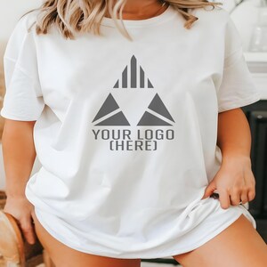 お父さん用のTシャツに会社のロゴ、またはあなたのロゴが入ったカスタム チーム シャツをプレゼントしましょう。感謝の気持ちを込めたギフトのアイデアです。