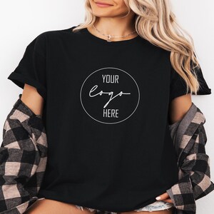 Überrasche Deinen besten Freund mit einem Individuelles Logo Shirt mit Team Logo als Daddy T-Shirt oder Männer T-Shirt!