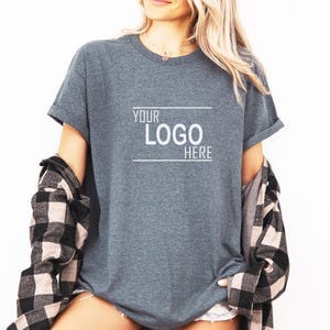 YAN VE ARKA Tシャツ、家族用クリスマスシャツや父の日Tシャツに使える写真Tシャツをフィーチャーしたビジネスロゴシャツでお祝いしましょう!