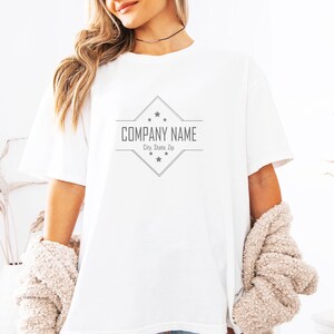 Presenteie sua namorada com uma camiseta com o logotipo da marca e uma letra personalizada para uma camiseta engraçada ou uma ideia de presente para o Memorial Day!