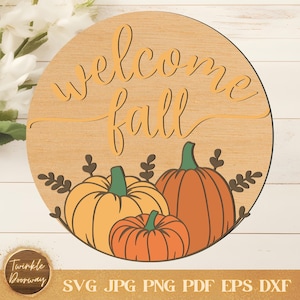 秋の到来を告げるドアサイン、デジタルダウンロード、秋のドアハンガーSVG、Glowforgeレーザーファイル、Cricut、秋の装飾、感謝祭のサイン、収穫のサイン