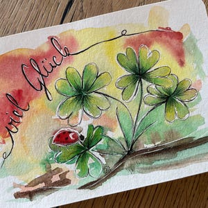 Glücksbringer Postkarte, Handgemalte Aquarellkarte mit Kleeblättern und Marienkäfer, „Viel Glück“, Perfekt für Glückwünsche und Prüfungen