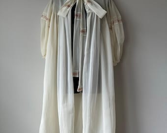 Bata peignoir transparente Berkshire vintage de los años 70 con lazo bordado, estilo azafata.