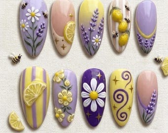 Uñas con estampado de lavanda y limón / Estética Cottagecore con abejas / Uñas personalizadas pintadas a mano con ramitas de lavanda y margaritas en 3D, color morado y amarillo veraniego.