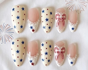 Uñas postizas con punta francesa y estrellas patrióticas / Estrellas rojas y azules, diseño de encaje de perlas y lazo / Lindas uñas estilo americano para las vacaciones de verano