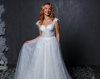 Vestido de noiva clássico em tule com corte em A, modelo moderno com corpete de renda, traje de casamento simples e romântico.