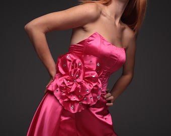 Minivestido de satén rosa fucsia con corsé y cola para ocasiones especiales, concursos de belleza y graduaciones.