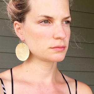 Pendientes grandes de latón dorado con textura martillada y círculo geométrico. Pendientes llamativos. Pendientes dorados. Boho. Rocker.