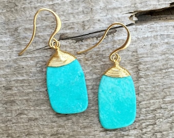 Alambre de oro envuelto azul turquesa colgante gota Boho Chic pendientes / pendientes turquesas / pendientes de chip turquesa / pendientes de declaración de oro