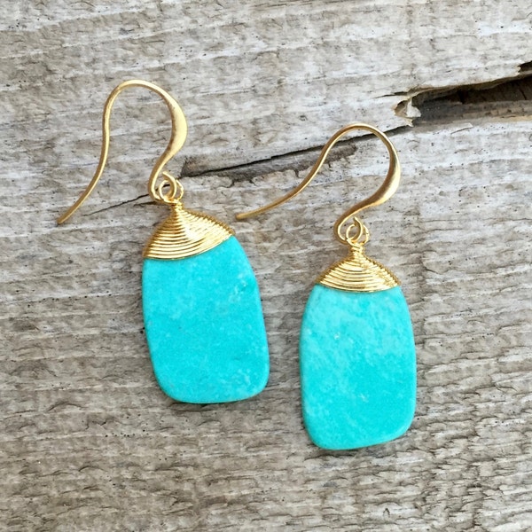 Gouden draadgewikkelde blauw turkoois boho-chique druppeloorbellen | Turkoois oorbellen | Blauwgroene stenen oorbellen | Gouden statement-oorbellen