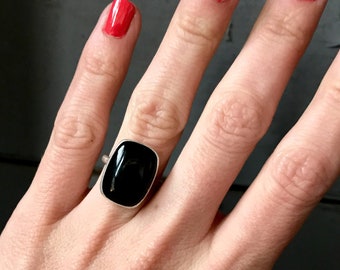 Anillo de plata de ley de ónix negro con corte de cojín grande / Anillo de ónix / Rocker / Vanguardista / Regalos para ella / Anillo de piedra preciosa negra / Hecho a pedido