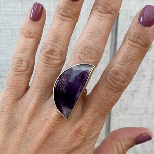 Eleganter Halbmond Halbmond Lila und Weißer Spitze Amethyst Sterling Silber Statement Ring mit gehämmerter Ringschiene | Mond Ring