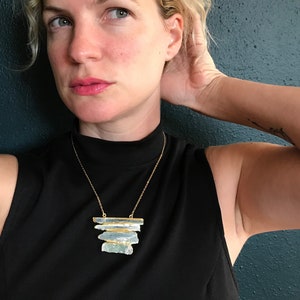 Collar de piedras preciosas en bruto / Collar de cianita azul en bruto con baño de oro galvanizado / Collar llamativo / Collar de oro / Collar de cristal