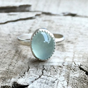 Elegante anillo de plata de ley con calcedonia ovalada, verde azulado y aguamarina en engaste dentado