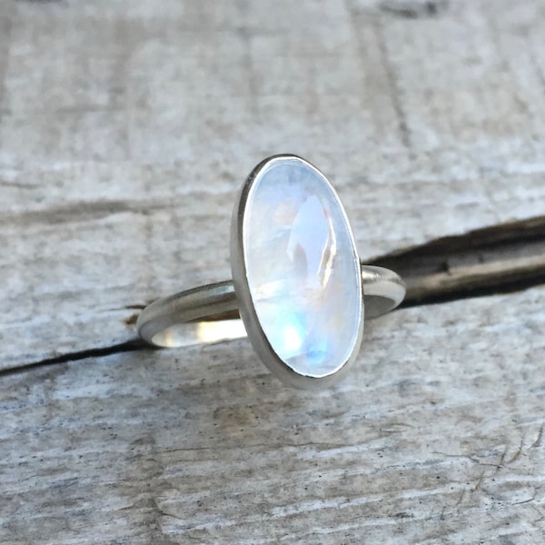 Elegant minimalistisk vacker lång oval regnbågsmånstensring i sterlingsilver | Månstensring | Juni-födelsestensring | Silverring