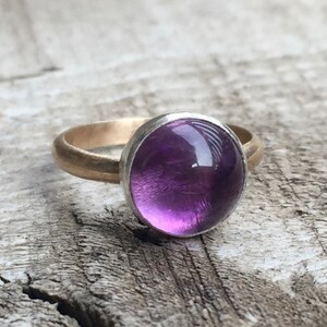 Gold und Silber runder hell lila Amethyst Solitär Ring | Amethyst Ring | Gemischte Metalle Ring | Leuchtring | Gold und Silber Ring