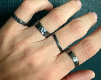 Unisex minimalista chic plata de ley gunmetal martillado anillo banda / banda de plata oscura / banda de boda / Boho / anillo de apilamiento / anillo midi