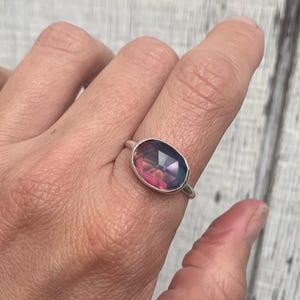 Anillo de plata de ley con doblete de ópalo aurora facetado ovalado horizontal de colores brillantes / Piedra neón / Anillo de gema facetada / Anillo solitario / Estilo bohemio