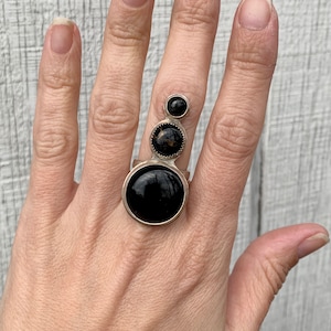 Zwarte onyx koperen obsidiaan zwarte spinel sterlingzilveren statement ring | Statementring met drie stenen | Hekserij | Gothic | Boho | Gestapelde ring