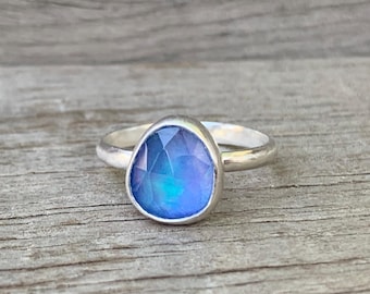Anillo de plata de ley con doblete de cuarzo ópalo aurora facetado rosa azul hielo / Anillo solitario / Piedra de nacimiento de octubre / Anillo de piedra azul / Talla 6-7