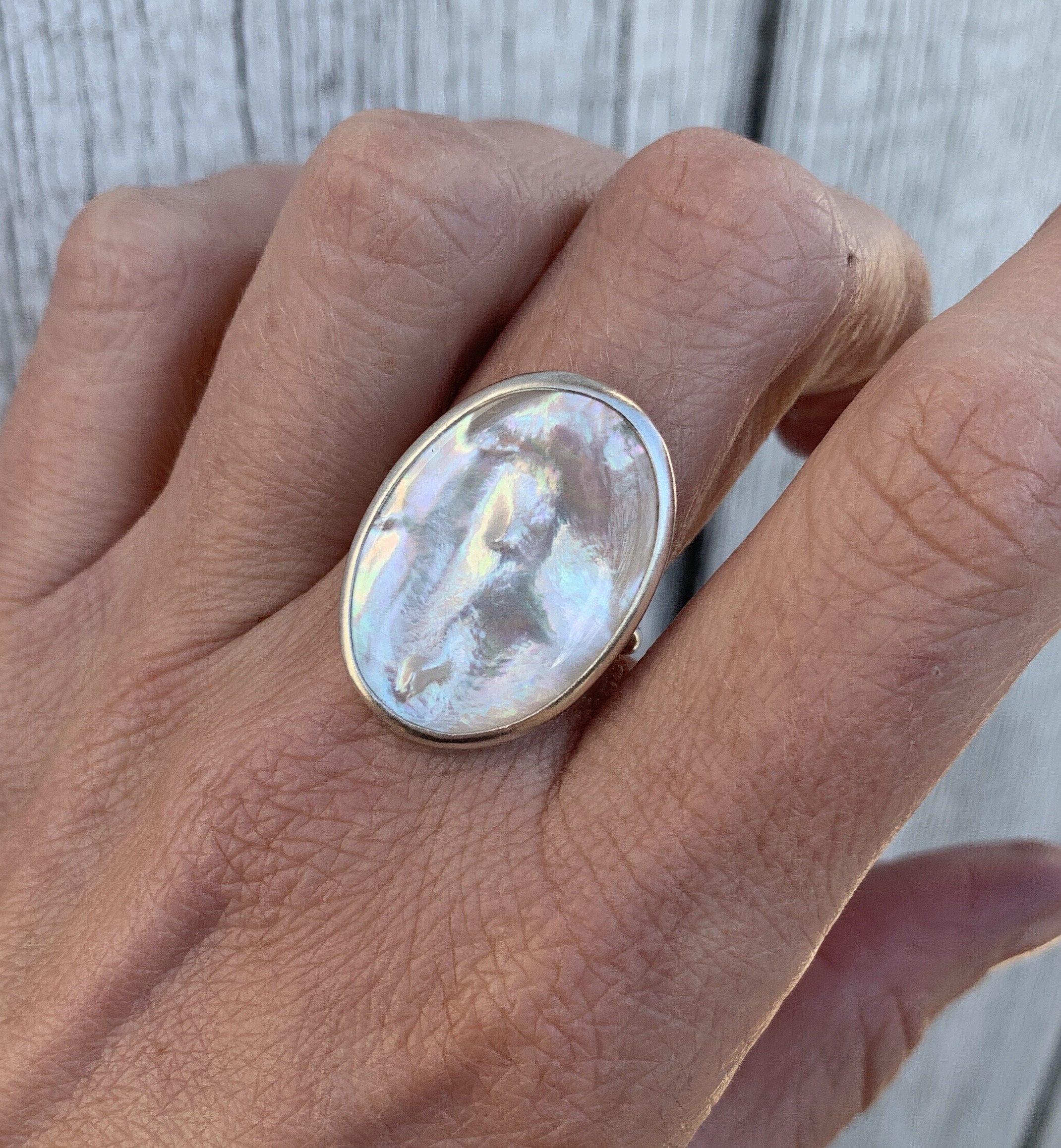 Grosse bague avec nacre blanche sale
