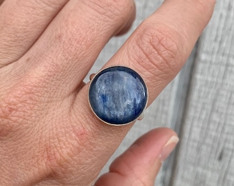 Anillo redondo de cianita azul perlada en plata de ley / Hecho a medida / Anillo redondo de piedra azul / Anillo de piedra purificadora / Estilo bohemio / Anillo de plata personalizado