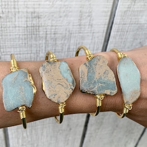 Manchette en plaqué or avec pierres précieuses mates en jaspe africain | Bracelet en or | Manchette en pierres précieuses | Bracelet tendance | Bijoux bohèmes | Cadeaux pour elle