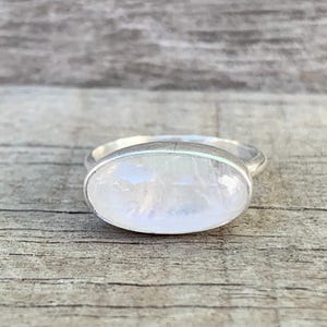 Elegante y minimalista anillo de plata esterlina con piedra lunar arcoíris ovalada larga / anillo de piedra lunar blanca / anillo de piedra natal de junio / anillo de plata
